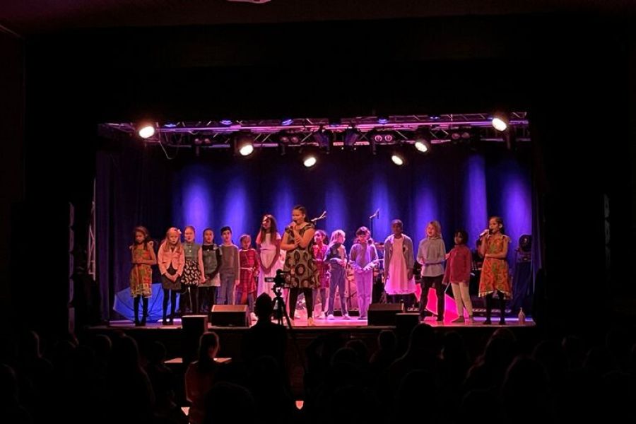 Flerkulturelt fyrverkeri i Kipo kultursal