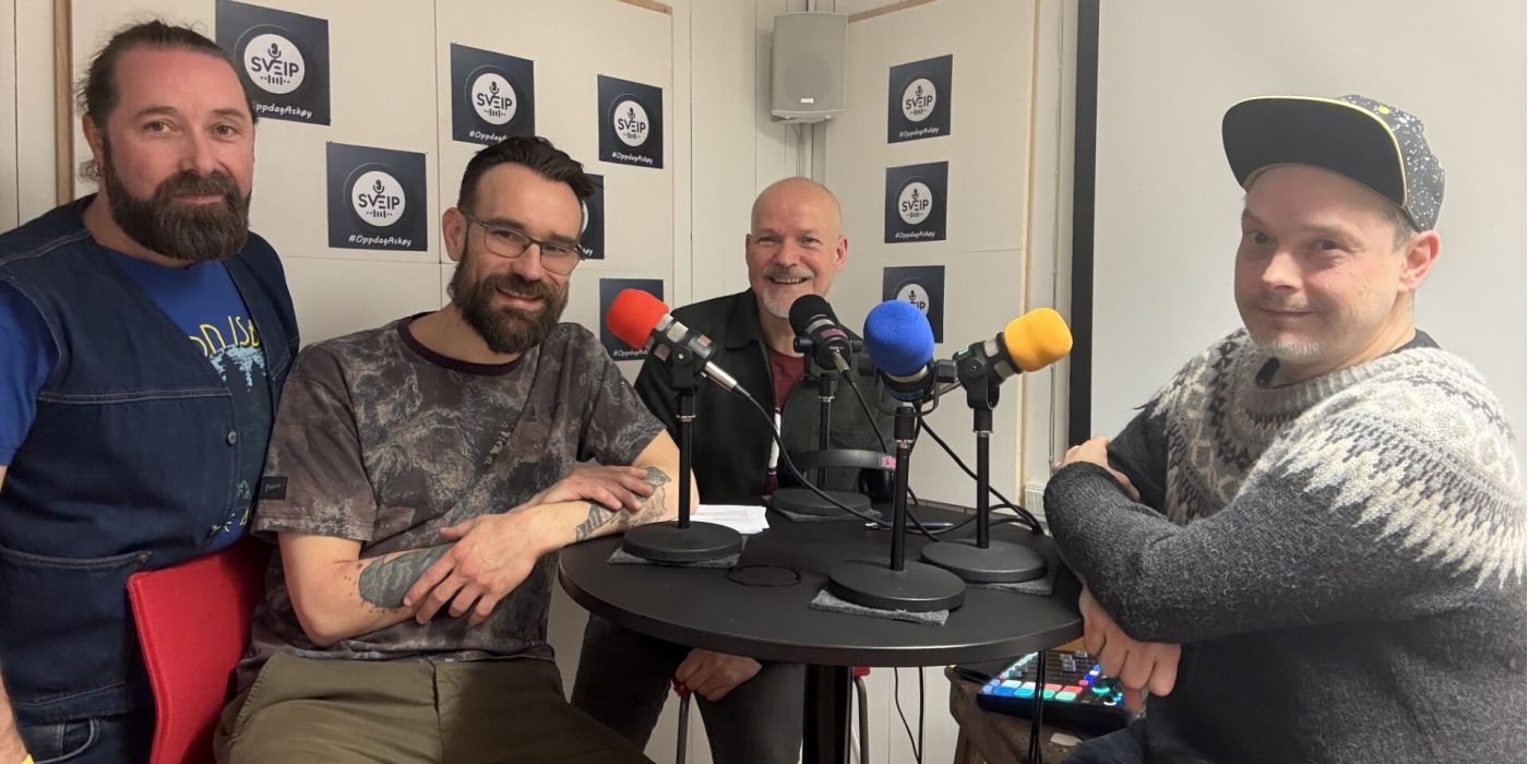 Bildet viser fire menn samlet rundt et bord med mikrofoner i et podkaststudio. Studioet har vegger dekorert med logoen til podkasten SVEIP. Mikrofonene har fargerike skumhetter (blå, gul, rød og svart), og det er en lydmikser på bordet.